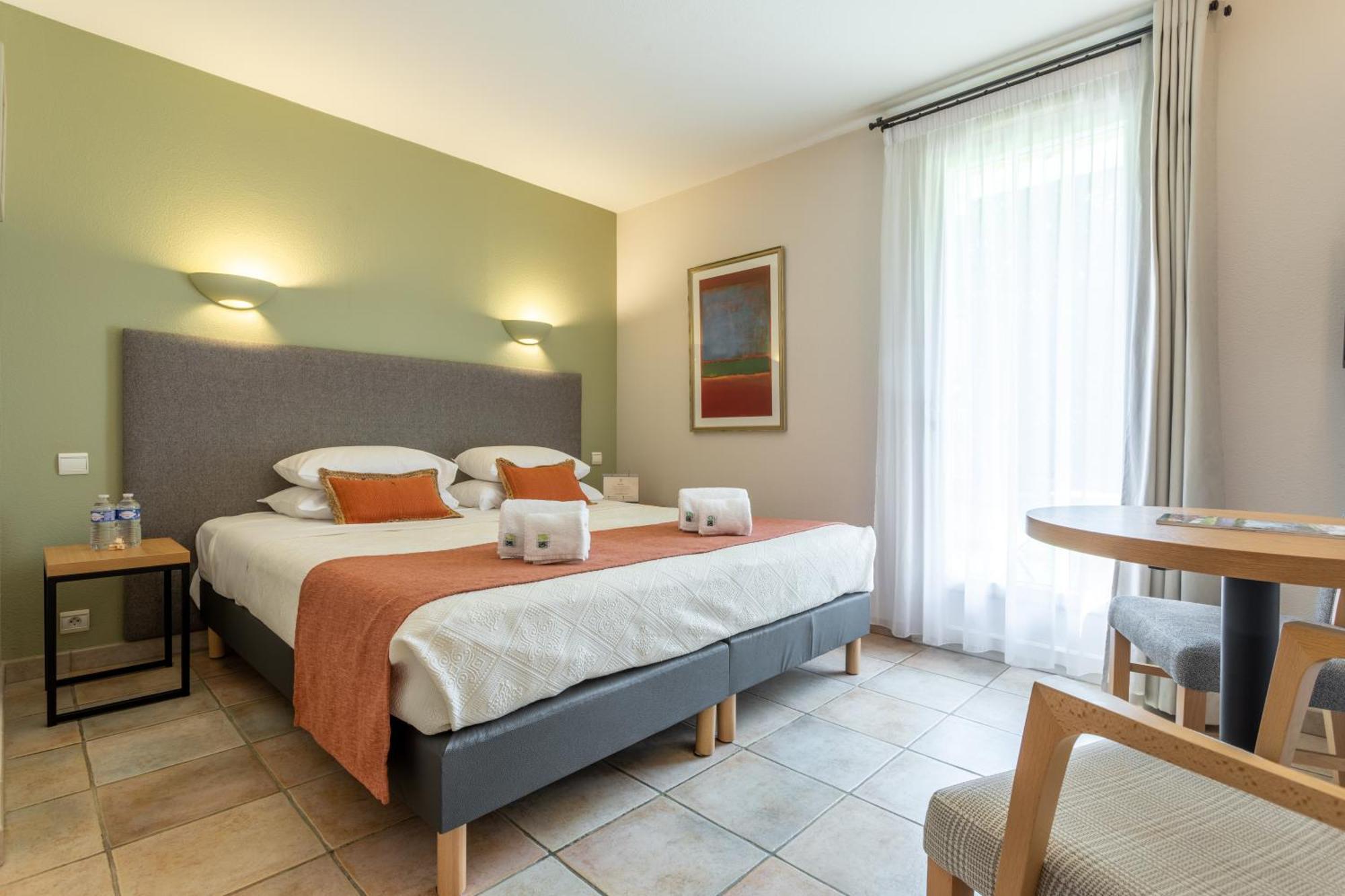 Logis La Bastide De Grignan Hotel & Restaurant "La Chenaie" מראה חיצוני תמונה